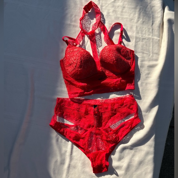 NWOT Victoria’s Secret Red Lingerie Set 32D top Medium Panty - Picture 2 of 11
